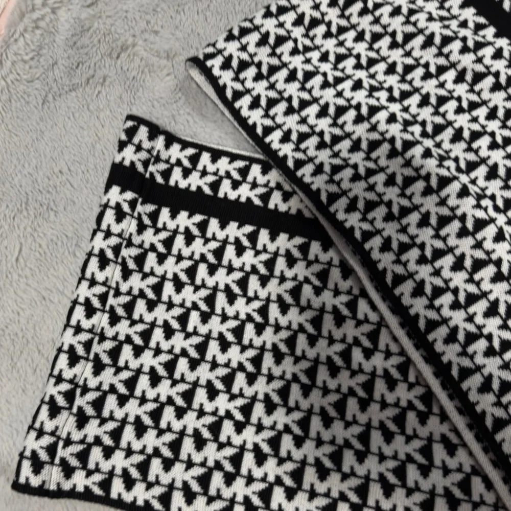 MK Michael‎ Kors Black and White Patterned Infinity Scarf